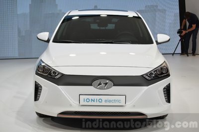 Hyundai-Ioniq-Electric-front-at-Geneva-Motor-Show-2016-stripe04.jpg