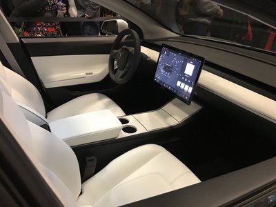 Silver-Tesla-Model-3-interior-cupholder-touchscreen.jpg
